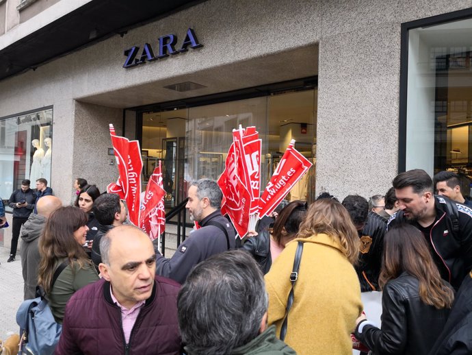 Concentración convocada por UGT frente a Zara