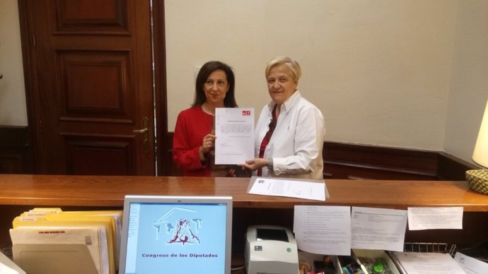 Margarita Robles y Ángeles Álvarez en el registro del Congreso