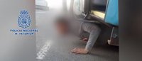 Rescatado un joven que trató de entrar en España escondido en los bajos de un autobús en Tarifa (Cádiz)