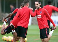 El Atlético recupera a Juanfran pero pierde a Vitolo