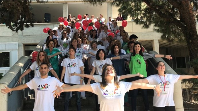 Homenaje a los niños hospitalizados en el Materno Infantil AVIO lanzamiento beso