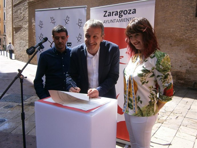 Firma del acuerdo entre Ayuntamiento y la asociación de comerciantes.        