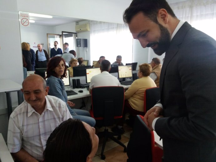 Mariano Ruiz Araujo visita un centro de acceso publico a internet de junta  