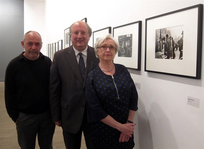        La Hija De  Robert Doisneau Junto A La Fotografía Del Beso 11-5-2018