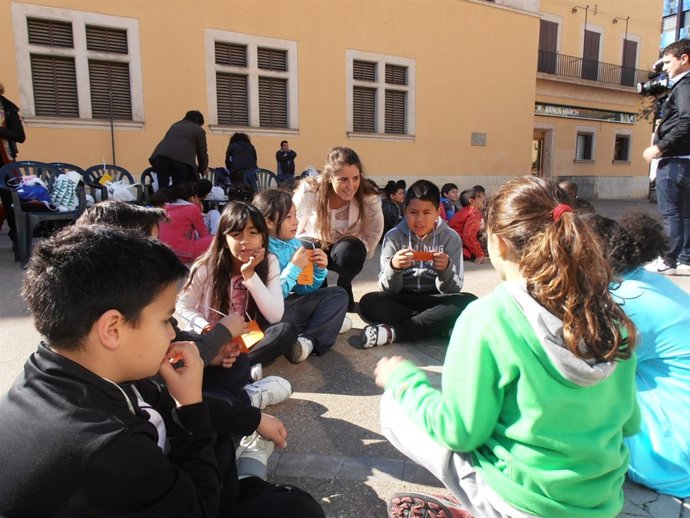 La Edil, Rosa Llobera, Con Los Niños Ganadores Del C.P. Jaime I     