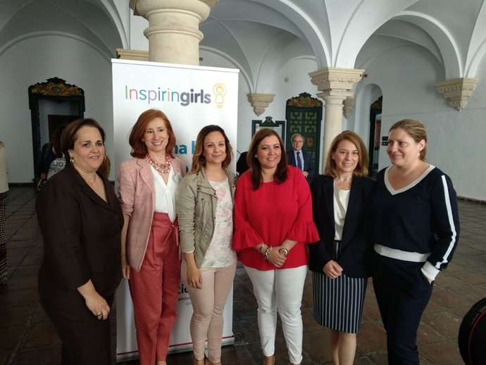 Carrillo (de rojo), durante la presentación de Inspiring Girls