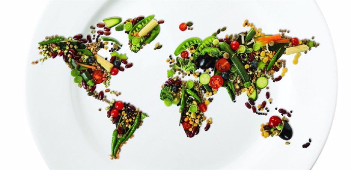 Mapa del mundo realizado a partir de verduras y frutas