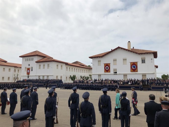 Maria Dolores de Cospedal pasa revista a las fuerzas en la AGA