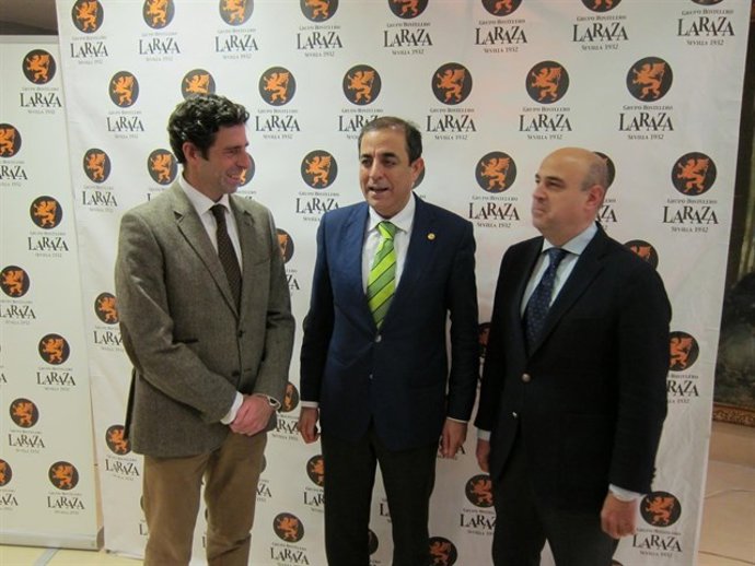 A izquierda y derecha, los directivos de La Raza