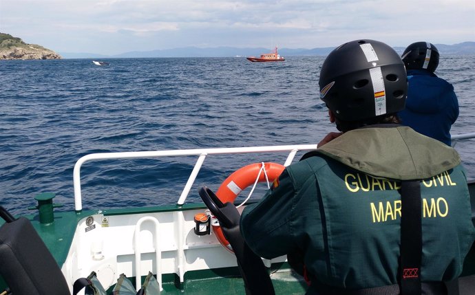 La Guardia Civil rescata a un hombre en una embarcación semihundida en L'Escala