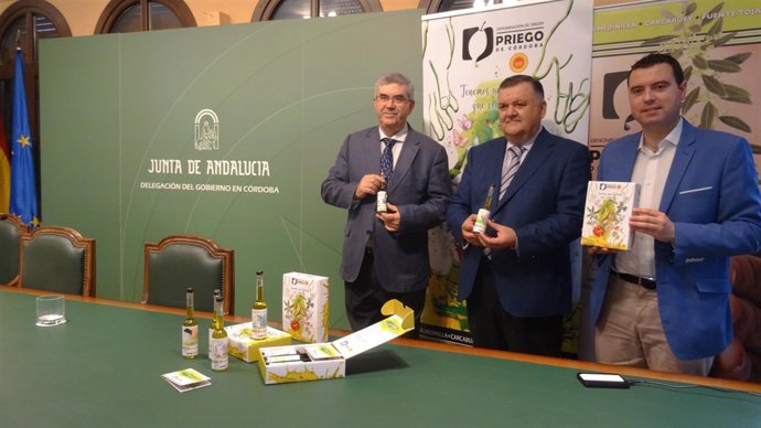 Zurera (centro), durante la presentación