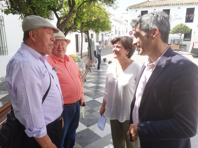 Fuensanta Lima y Victor Navas alcalde de Benalmádena con vecinos