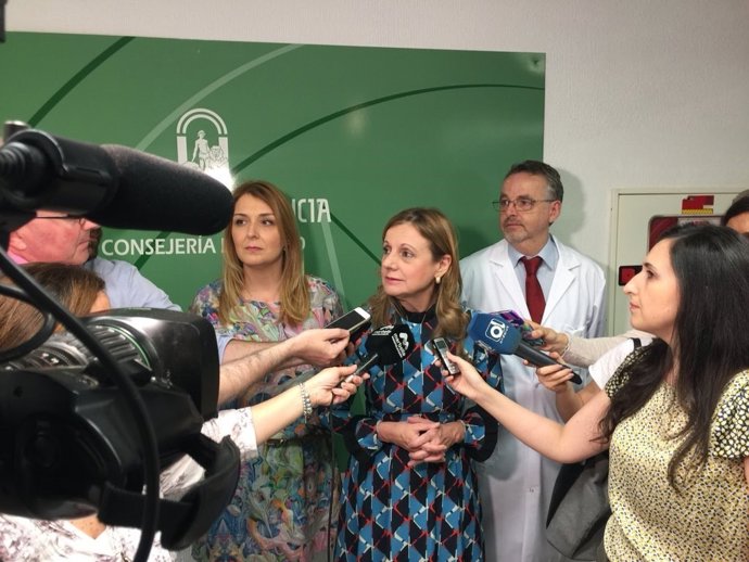 Marina Alvarez en MArbella consejera de salud junto a delegada ana isabel gonzal
