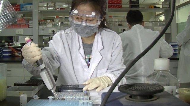 Científica en laboratorio