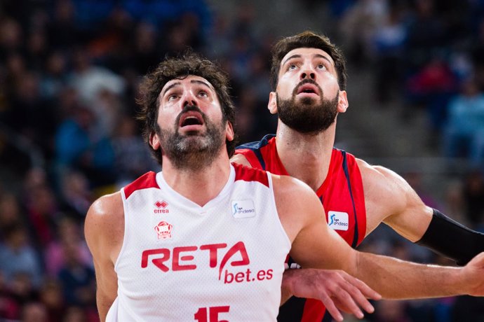 Tornike Shengelia (Baskonia) y Álex Mumbrú (Retabet Bilbao Basket)
