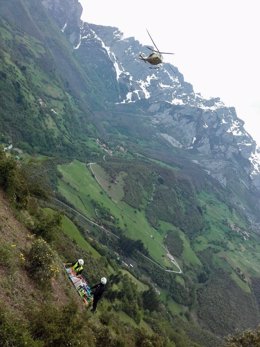 Evacuación en helicóptero de una mujer con lesión de rodilla en Camaleño