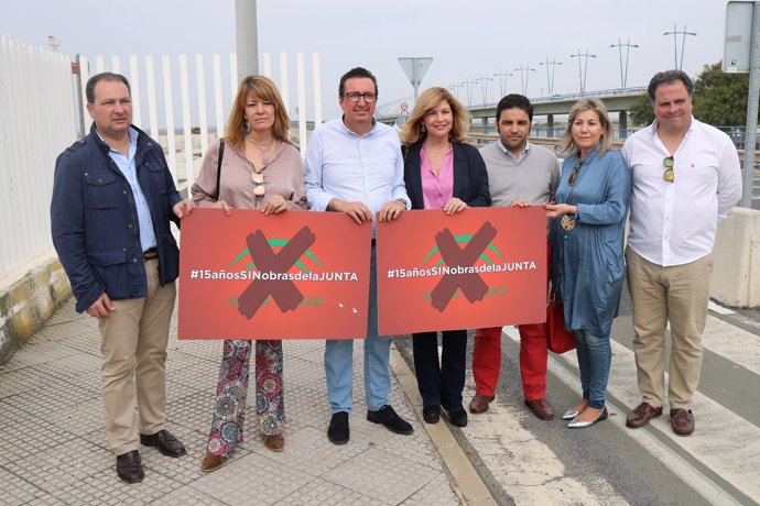 Dirigentes del PP de Huelva, en el puente del Odiel. 