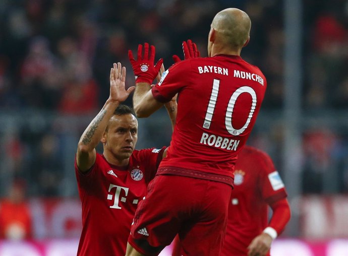 Rafinha y Robben del Bayern de Múnich