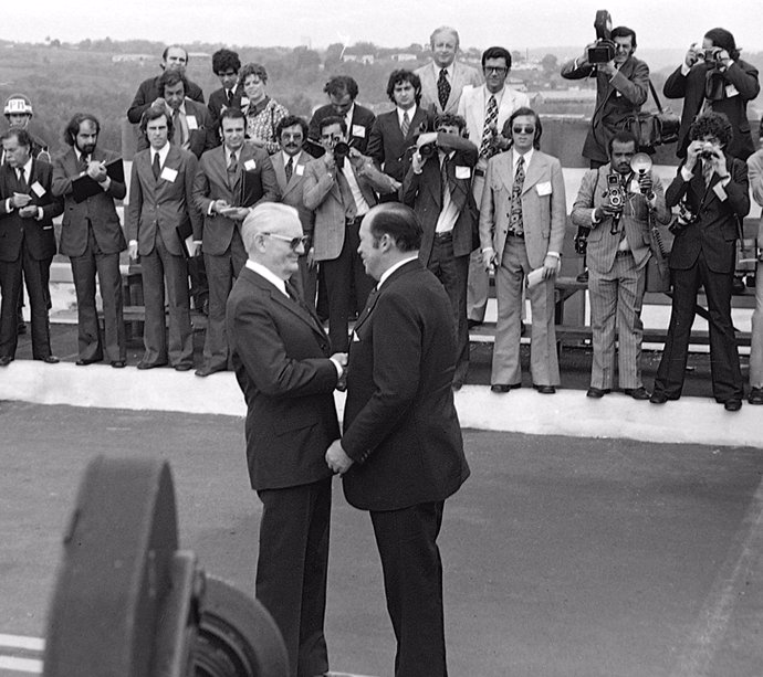 El dictador paraguayo Stroessner saludando al dictador brasileño Geisel en 1974