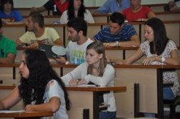 Estudiantes de la UEx durante un examen