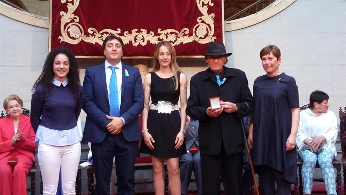 Uxue Barkos entrega la Cruz de Carlos III a la Federación Gaz Kaló