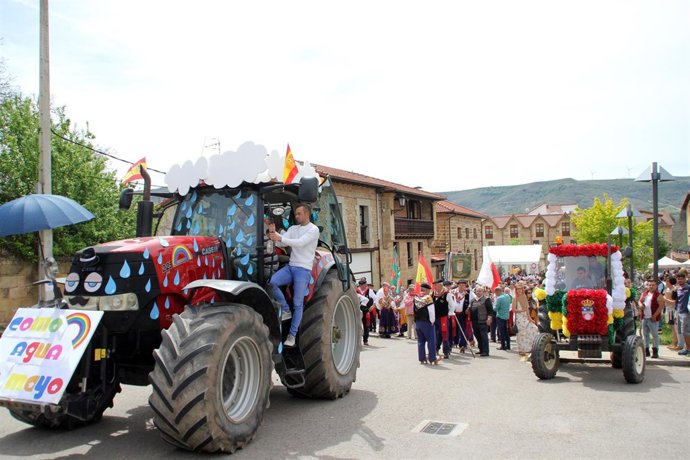 Desfile de tractores en la fiesta de San Isidro Labrador en Valderredible 