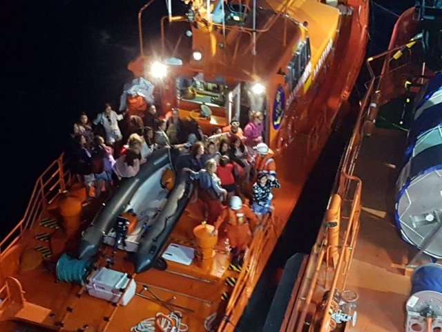 Rescatan en Palma a 68 pasajeros al chocar con las rocas del fondo del mar el catamarán en el que navegaban