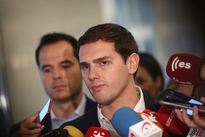 El president de Ciudadanos, Albert Rivera, fa declaracions als mitjans