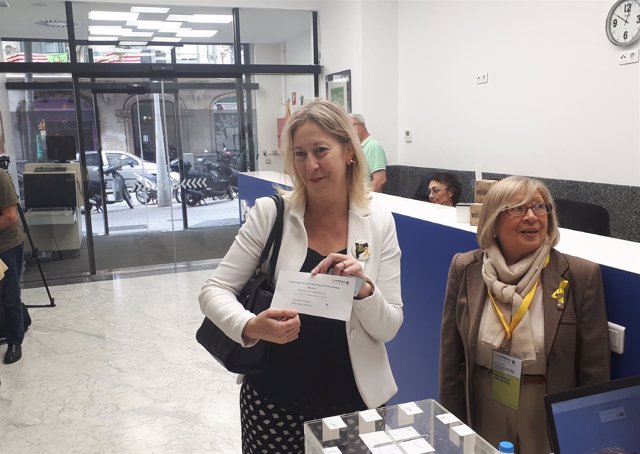 Neus Munté vota en las primarias muncipales del PDeCAT