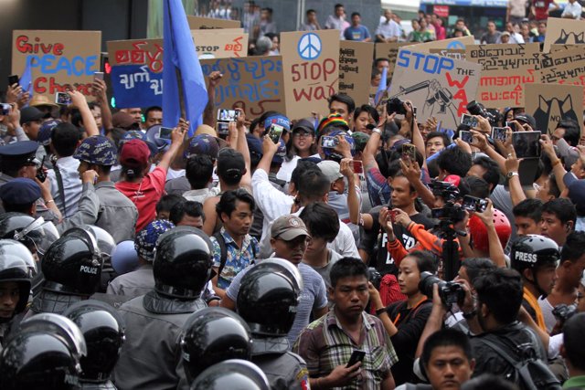 Manifestación contra la guerra en Rangún
