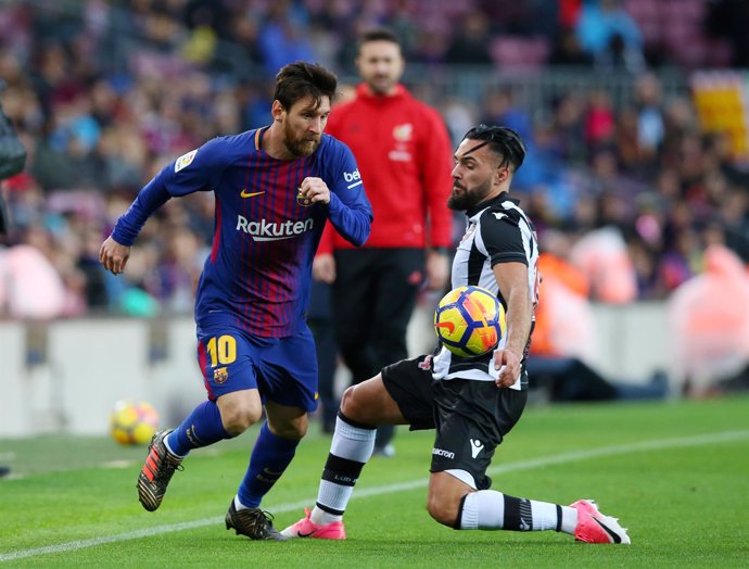 Messi ante Morales en un Barcelona - Levante