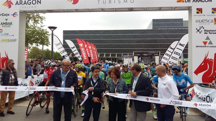 Salida de la segunda etapa de la Vuelta Aragón en Huesca.