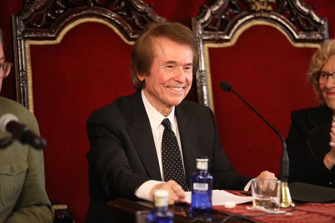 Raphael en el acto en el que fue nombrado Hijo Adoptivo de Madrid.