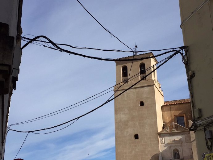 Cableado aéreo en la calle José Lanot de Badajoz