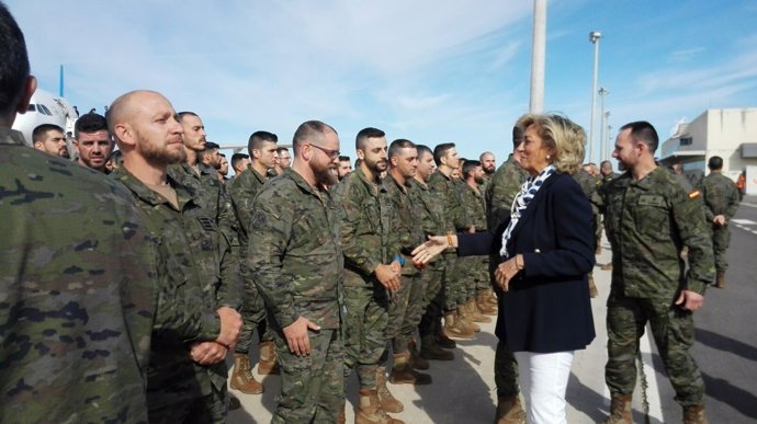 Herrera saluda a la militares en el Aeropuerto de Badajoz