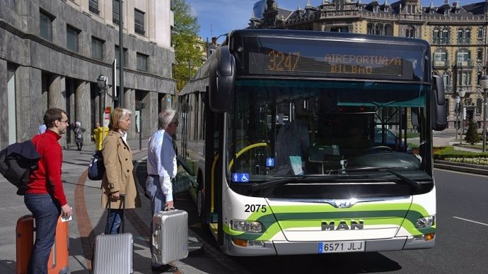 El autobús del aeropuerto en una parada de Bilbao