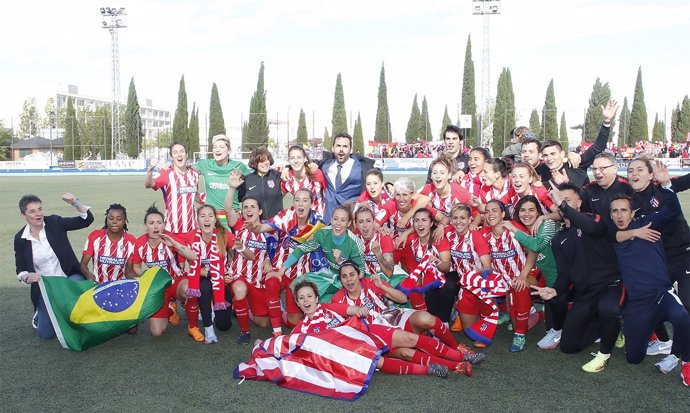 Las jugadoras del At. Madrid Femenino celebran su segundo título de Liga.