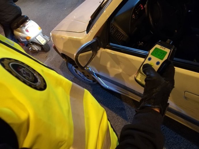 Agente de Policía Local sostiene una prueba de alcoholemia