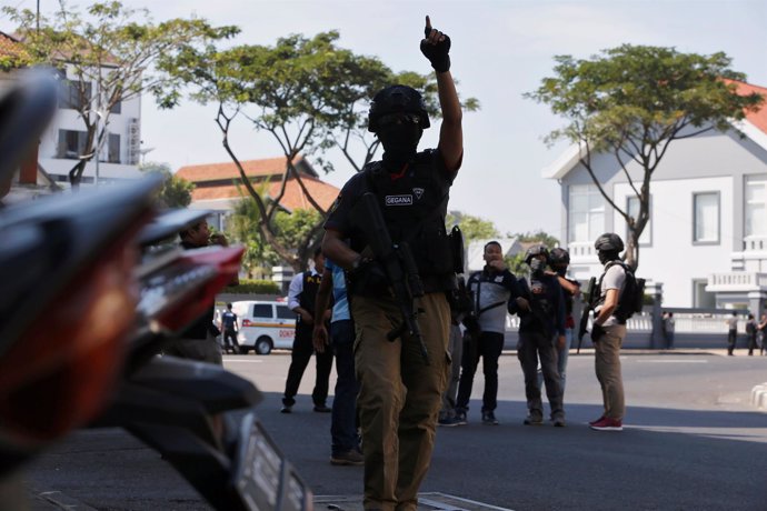 Un policía tras la explosión de una bomba en una comisaría de Surabaya