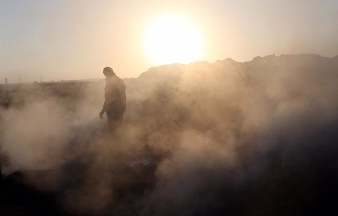 Un palestino entre el humo dejado por los objetos lanzados por drones israelíes 