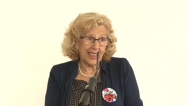 Manuela Carmena en la firma del convenio de realojo 