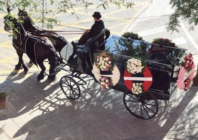 Carruaje fúnebre que llevará la protesta laboral de TdCO hasta el Ayuntamiento