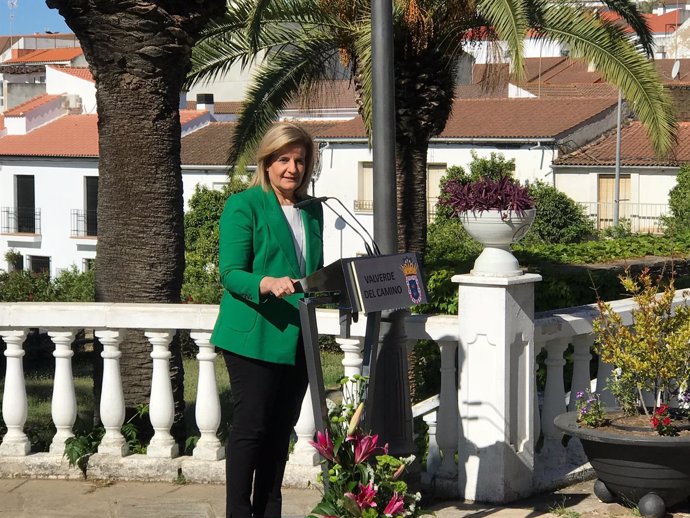 La ministra de Empleo, Fátima Báñez, en Valverde del Camino (Huelva). 