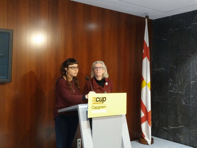 Las concejales de la CUP Maria Rovira y María José Lecha en la rueda de prensa