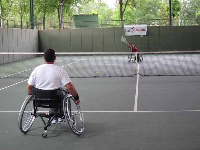 Partido de tenis en silla de ruedas