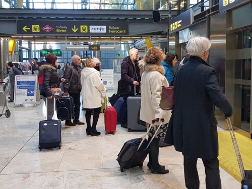 Turistas haciendo cola en el aeropuerto de Barajas