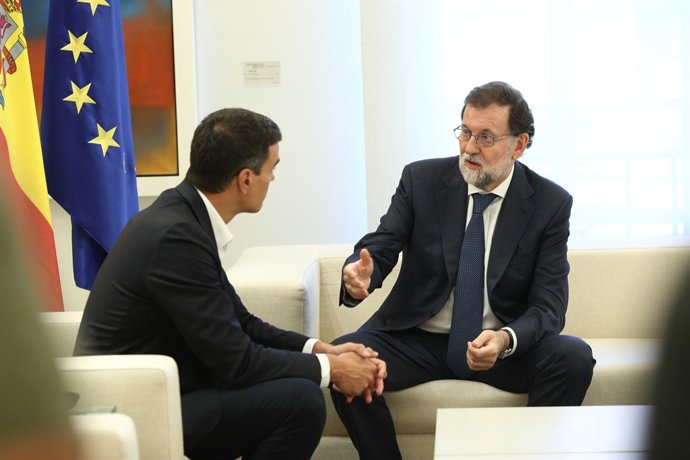 Rajoy rep a Pedro Sánchez en Moncloa pel desafiament català