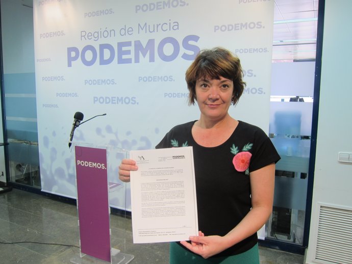   La Diputada Regional De Podemos, María Giménez, Muestra La Moción