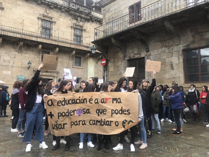 Protesta contra el profesor Luciano Méndez Naya en Santiago
