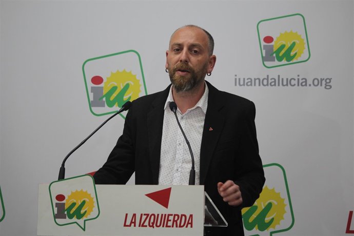 El dirigente de IULV-CA Ernesto Alba, en rueda de prensa